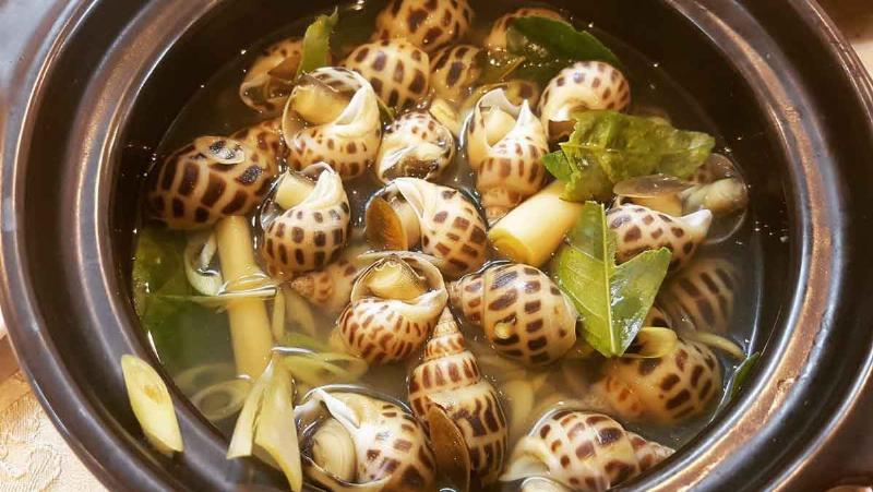 Noi nuoc soi voi oc huong dang duoc luoc cung gia vi
